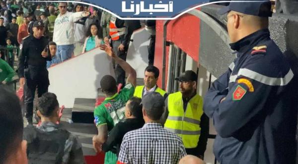 أهولو والزنيتي يدخلان في مشادات كلامية مع الجماهير الرجاوية الغاضبة